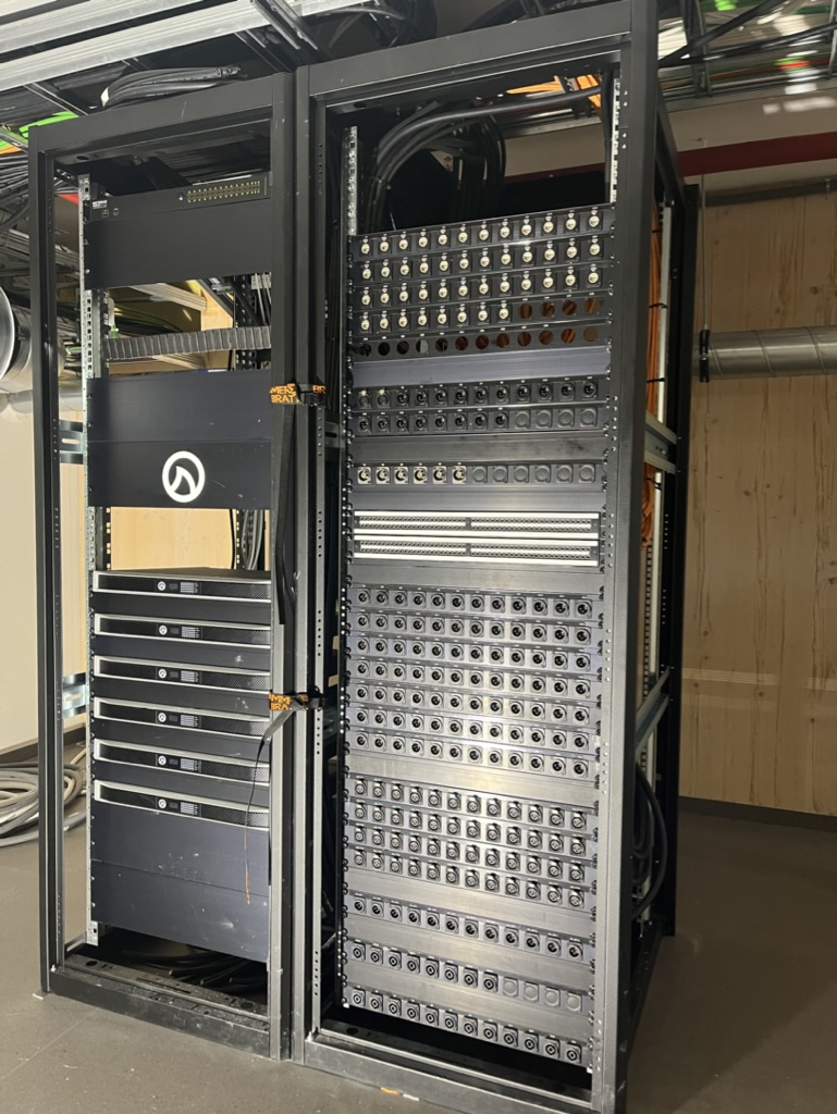 Linjeland og scenebokser terminert etter spesifikasjoner. Utført på oppdrag fra Benum.