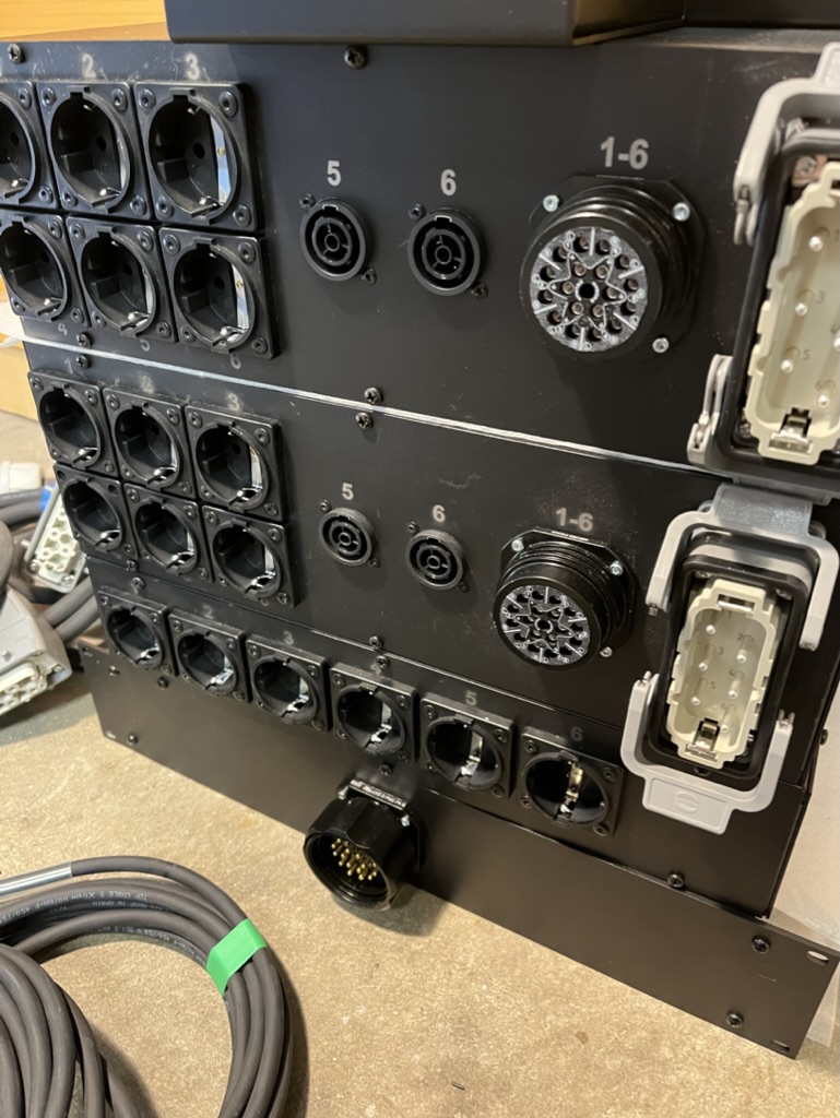 2stk 6-kanals PDU + 2x Soca rackbokser med 6x Singel schuko ut